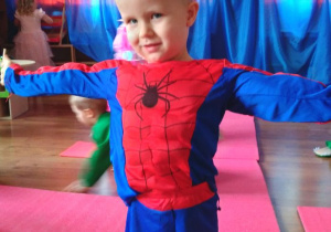 Szymuś prezentuje strój Spidermana
